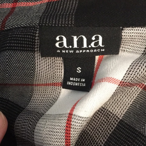 Plaid top with rolled and buttoned sleeves. - Picture 5 of 5